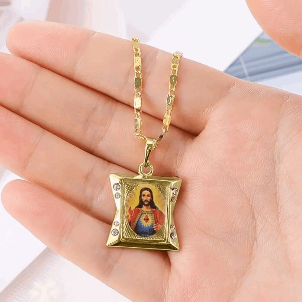 Sacred Heart of Jesus Gold Diamond Pendant Necklace